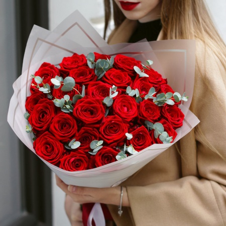 Букет 25 красных роз с эвкалиптом