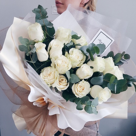 15 Белых роз в стильном оформлении