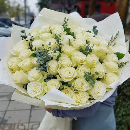 51 Высокая белая роза с эвкалиптом